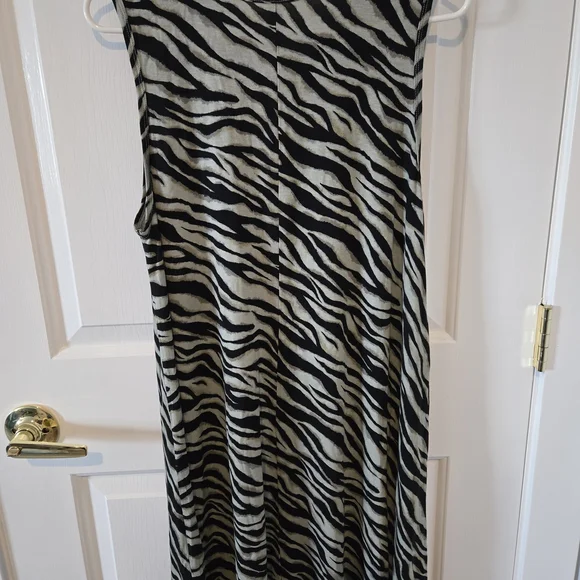 Joe Fresh Zebra Pattern Top - Picture 2 of 4